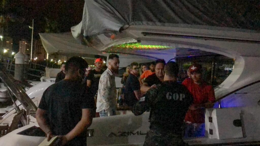 Fiscalização interdita estabelecimento e encerra festa em lancha