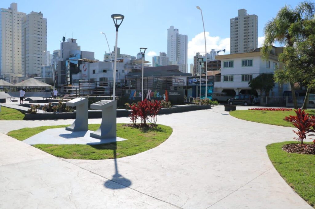 Praça General José San Martin é revitalizada em Balneário Camboriú