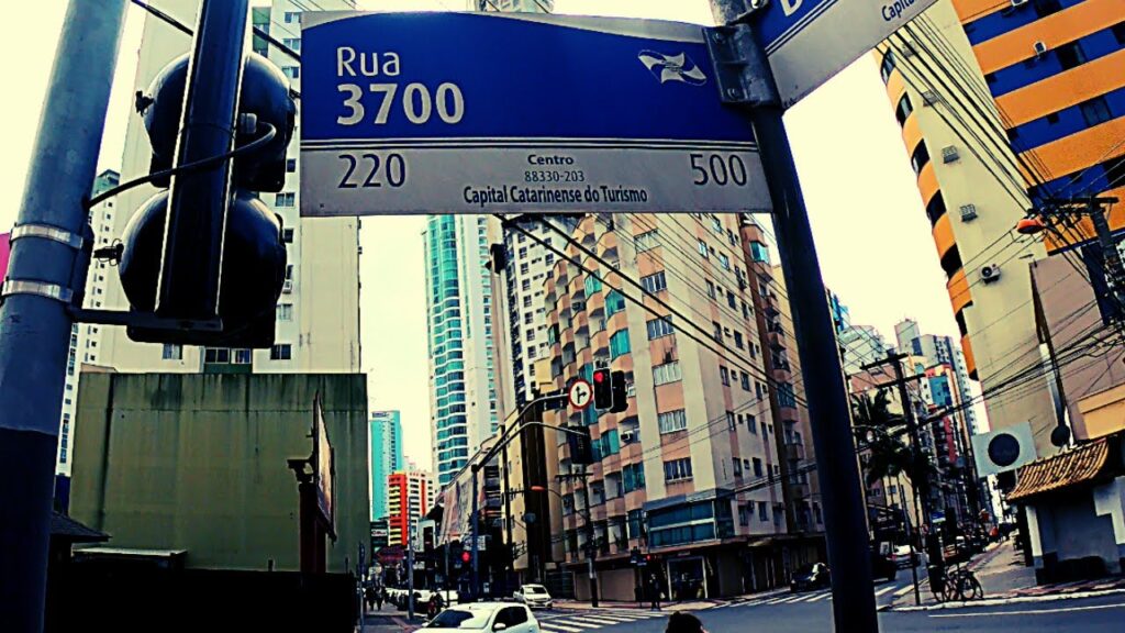Trânsito na rua 3700 bloqueado até quinta-feira