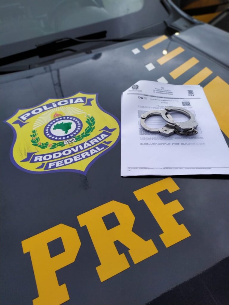 Caminhoneiro procurado por violência contra a mulher é preso pela PRF na BR 101 em Biguaçu