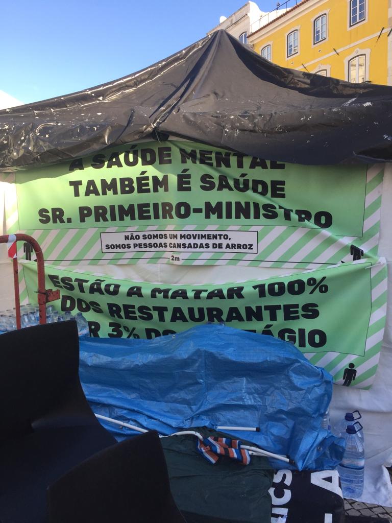 Camboriuense protesta em Portugal contra fechamento de bares e restaurantes
