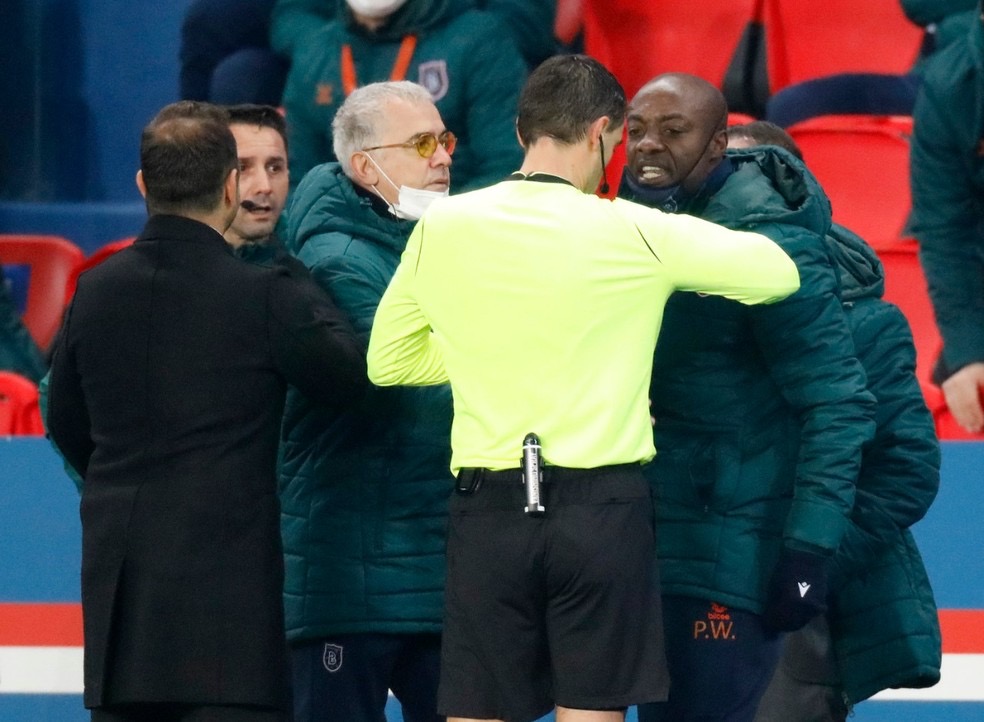 Jogadores do PSG e Istanbul Basaksehir deixam jogo após caso de racismo de quarto árbitro