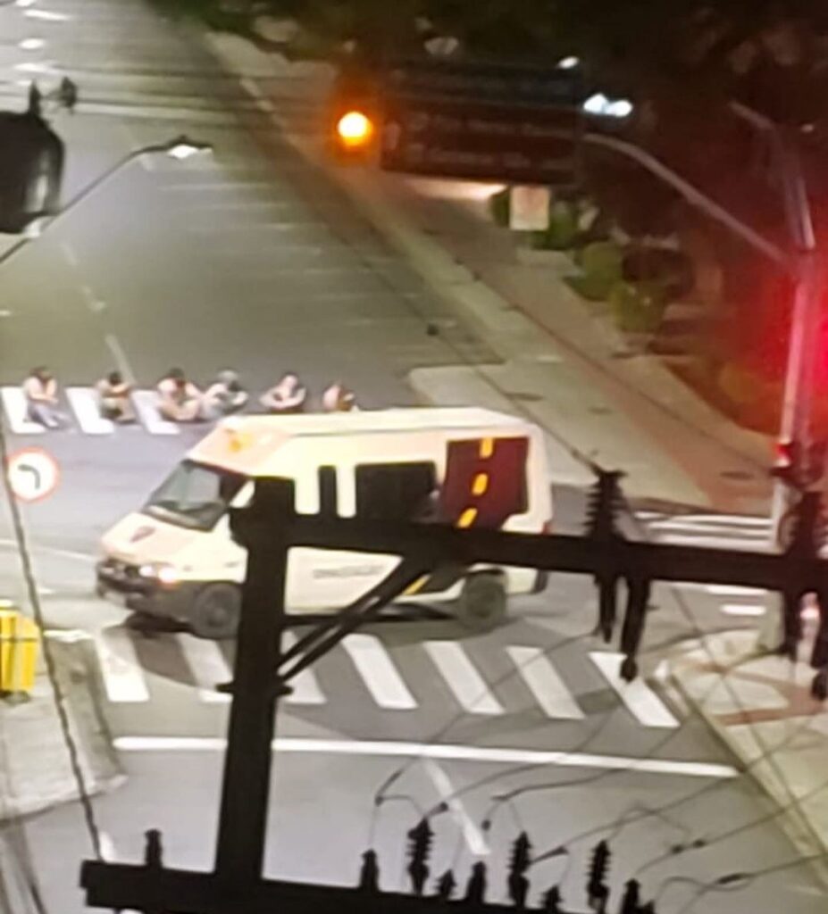 Uma “gangue do crime organizado” sitiou a cidade de Criciúma na madrugada desta terça-feira