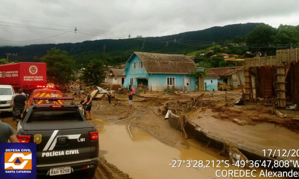 Enxurradas causam 12 mortes e nove pessoas seguem desaparecidas