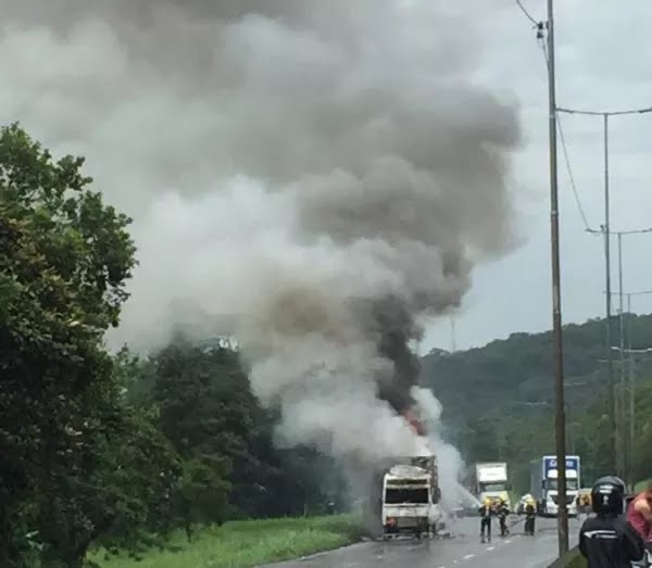 VÍDEO: Carreta carregada com óleo vegetal pega fogo na BR 376
