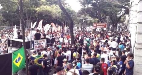 Multidão toma conta de BH contra decreto de Kalil que obrigou o “fechamento” do comércio