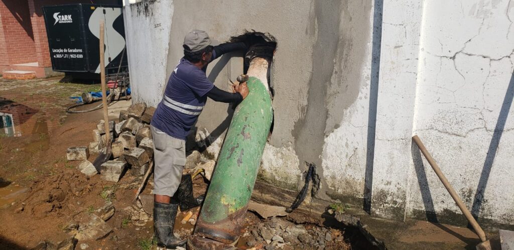 Adutora rompe em Itajaí e bairros ficam sem água