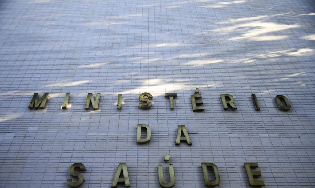 Ministério da Saúde alerta sobre ligações e SMS falsos de cadastro para vacinação