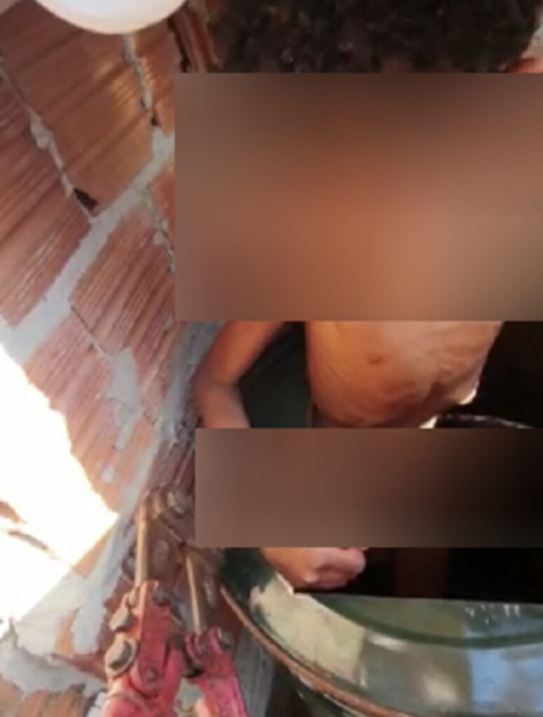 Menino encontrado dentro de um barril amarrado teve alta hospitalar