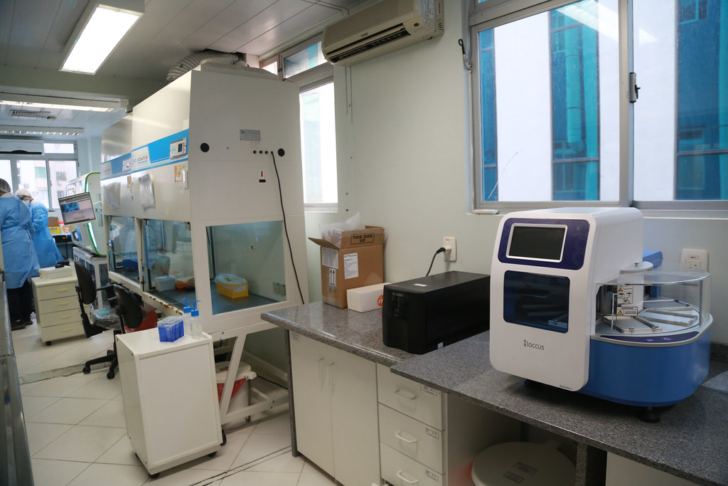 Lacen recebe equipamento para acelerar testagem da covid-19