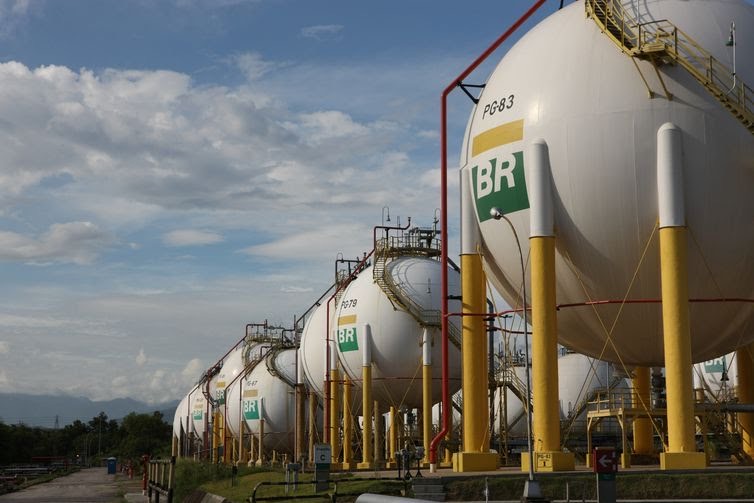 Petrobras anuncia 6º reajuste no ano, alta de 8,8% na gasolina e 5,5% no diesel