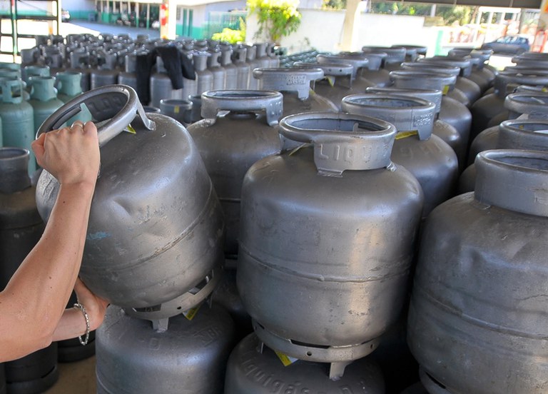 Bolsonaro zera PIS e Cofins do diesel e do gás de cozinha