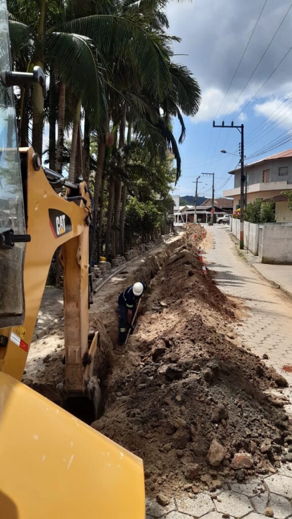 Águas de Camboriú substitui rede de água e beneficia 300 moradores no Cedro