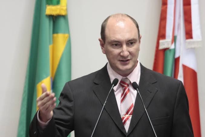 Confira a entrevista com com o presidente da Alesc Mário de Nadal ao Jornal da Manhã nesta quinta-feira