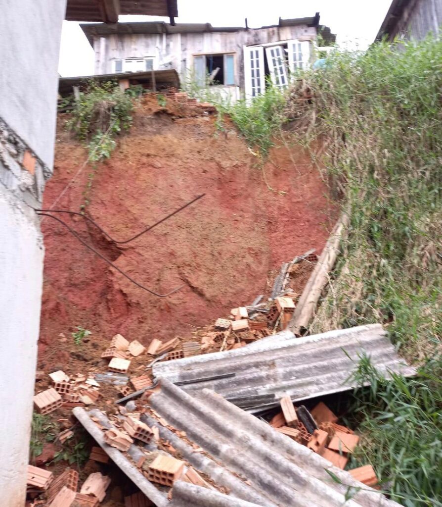 Três casas interditadas em Camboriú por causa das fortes chuvas