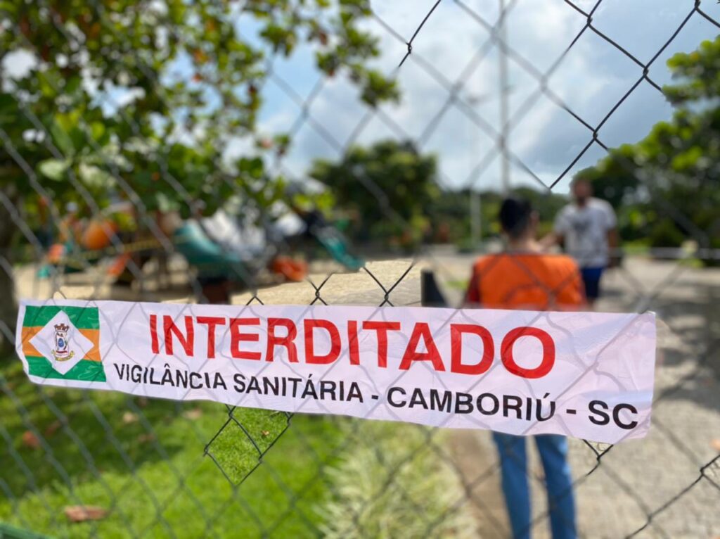 Parques e praças isolados pela fiscalização em Camboriú
