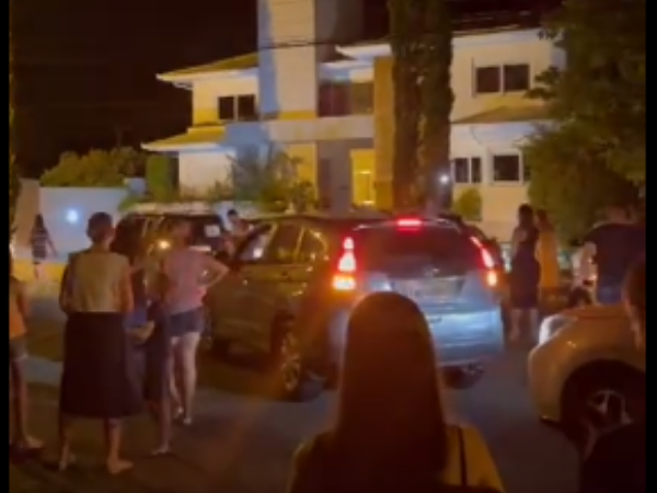 Vídeo: Pais de Florianópolis protestam em frente a casa do prefeito Gean Loureiro contra o decreto