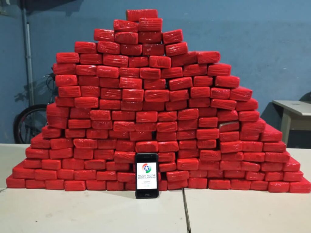Mais de 80 quilos de maconha aprendidos no centro de Balneário Camboriú