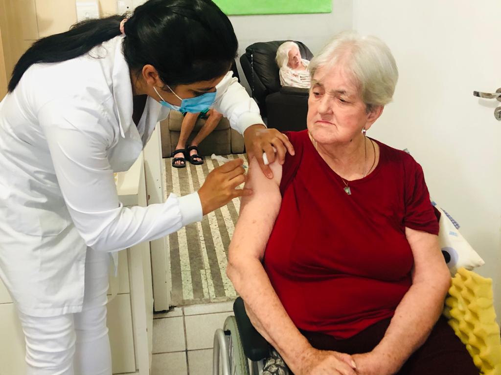 Camboriú inicia vacinação para idosos 75 anos
