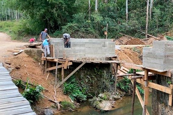 Defesa Civil vistoria cabeceira para instalação de primeira ponte metálica com aço da Hercílio Luz