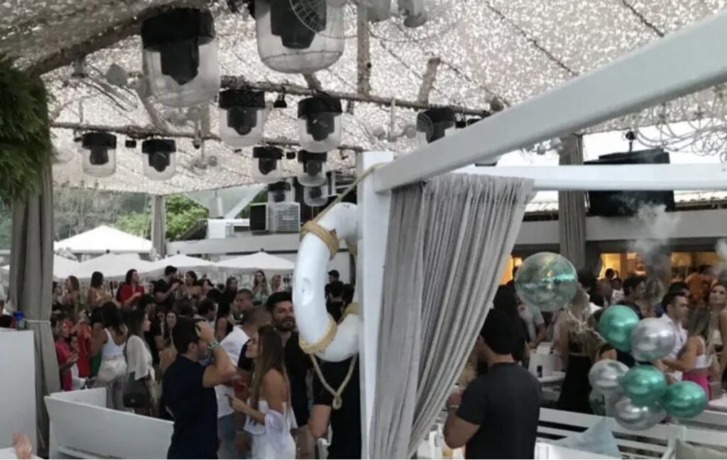 Beach clube em Jurerê Internacional realiza balada nesta sexta-feira santa