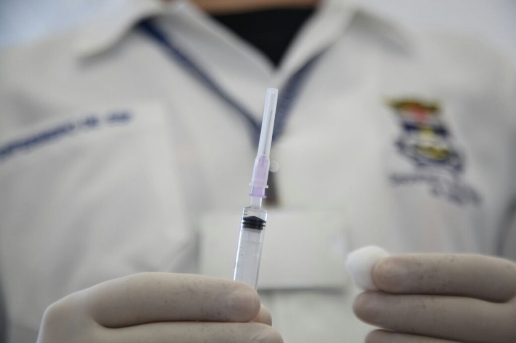 Trabalhadores de saúde poderão se vacinar contra gripe a partir de segunda-feira