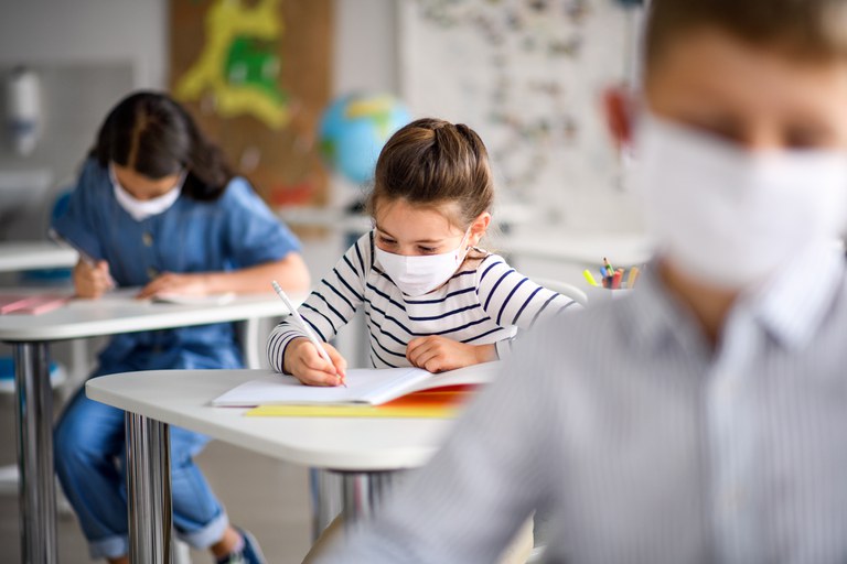 Câmara aprova projeto que prevê reabertura de escolas e faculdades durante a pandemia