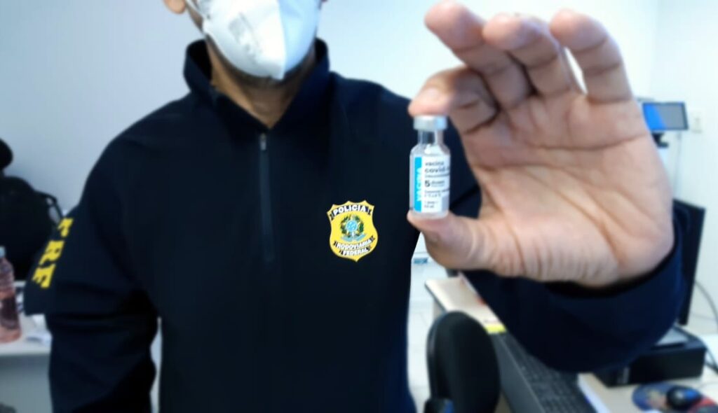 Policiais Rodoviários Federais da linha de frente começaram a ser vacinados contra a COVID-19 em SC