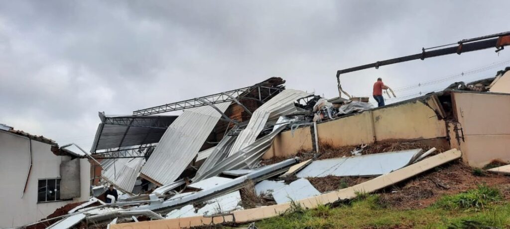 Tornado em Campos Novos causa estrago