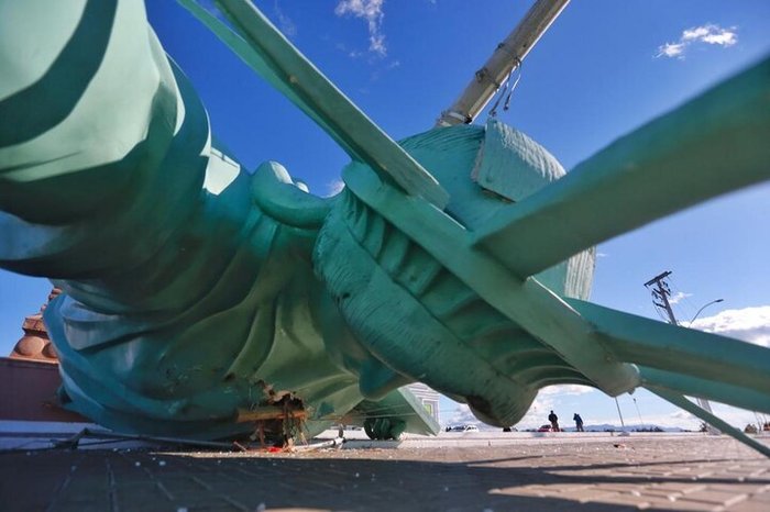 Estátua da Liberdade da Havan cai em dia de vento forte em Capão da Canoa