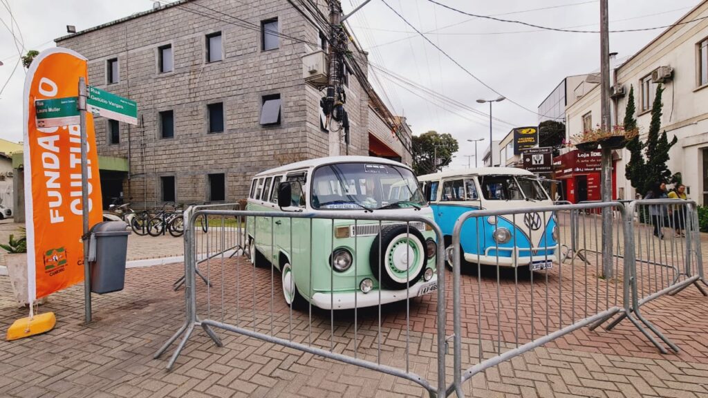 Carros antigos estão em exposição no centro de Camboriú
