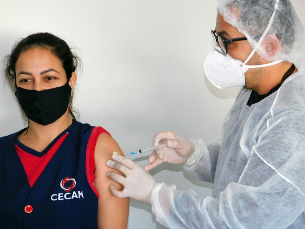 Camboriú inova e professores são vacinados nas escolas