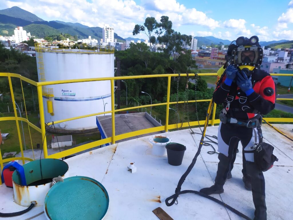 Sete reservatórios de água de Camboriú passam por nova limpeza com a ajuda de mergulhadores