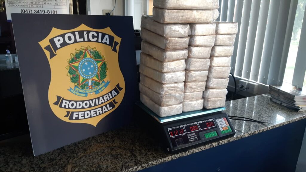 PRF localiza 31 kg de crack escondidos em lataria de carro na BR 101 em Joinville