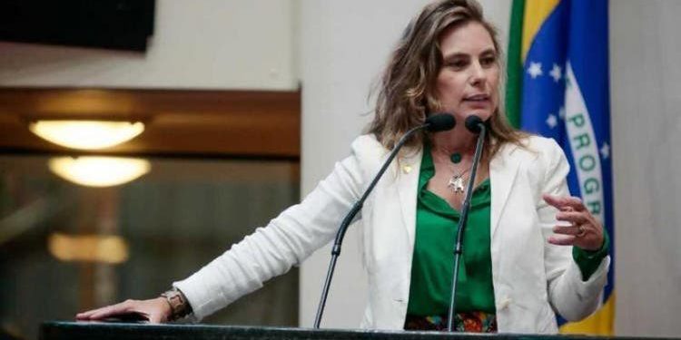 Deputada Paulinha chorou ao ser informada da expulsão