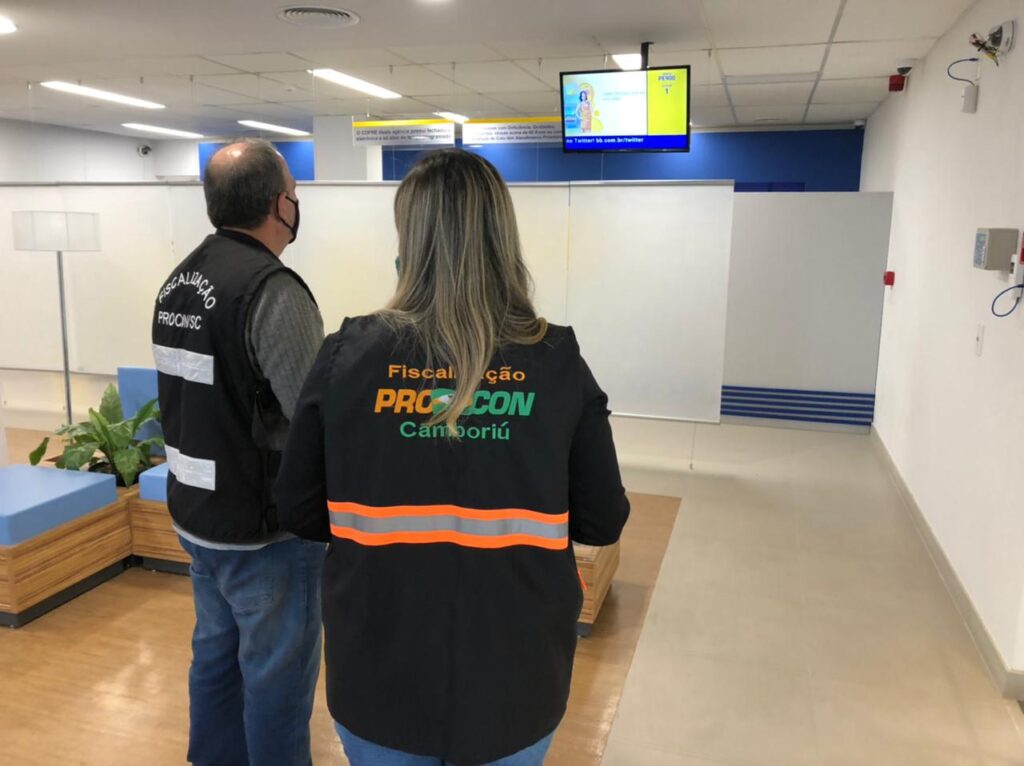 Procon de Camboriú fiscaliza tempo limite de atendimento em agências bancárias da cidade
