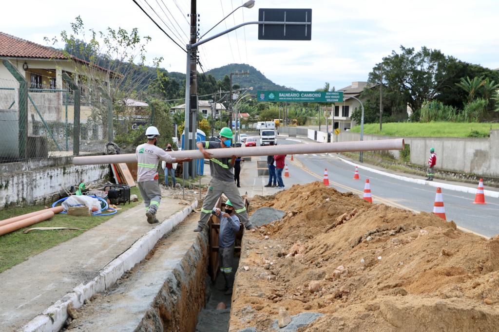Obra de implantação da rede coletora de esgoto no Estaleiro e Estaleirinho