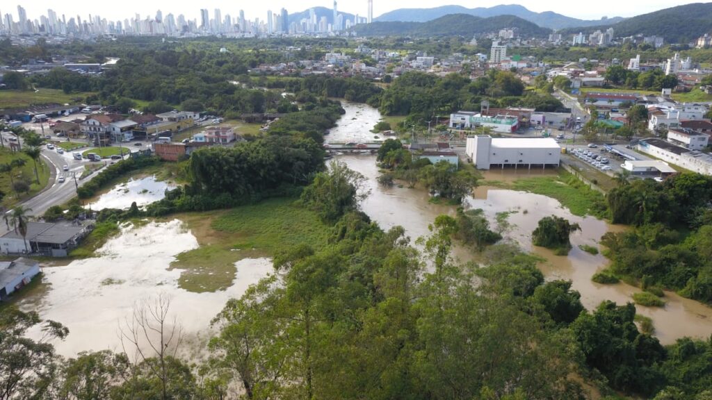 Helicóptero Arcanjo sobrevoa Camboriú e Balneário Camboriú após as chuvas da madrugada. Muitos pontos estão alagados