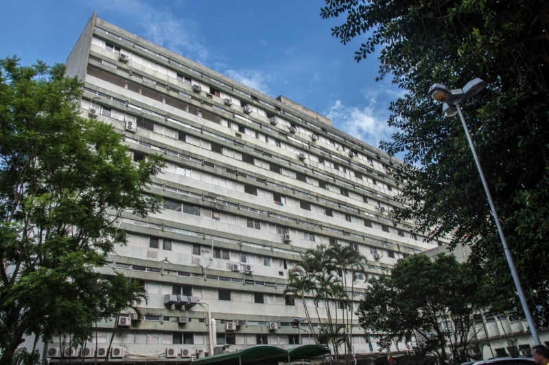 Adolescente se passa por médica residente no hospital Governador Celso Ramos. Família diz que ela tem problemas psiquiátricos