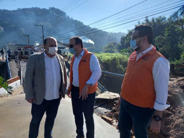 Governador Carlos Moisés vistoria estragos das chuvas em Canelinha e Brusque e anuncia recursos para reconstrução