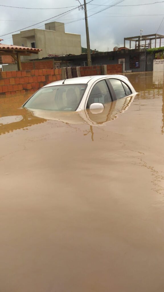 Camboriú e Itajaí contabilizam os estragos causados pela chuva intensa durante a madrugada desta quarta-feira