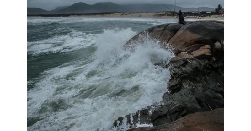 SC tem alerta para onda de frio intenso, mar muito agitado e ressaca