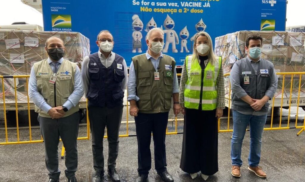 Primeiro lote de 1,5 milhão de doses da vacina da Janssen chega ao Brasil