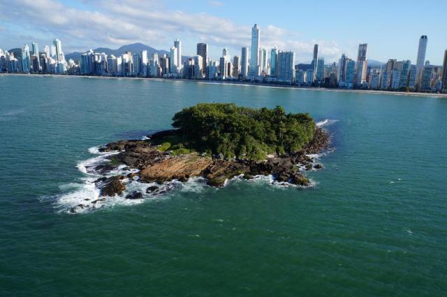 Quatro amigos ficam à deriva na ilha das Cabras em Balneário Camboriú