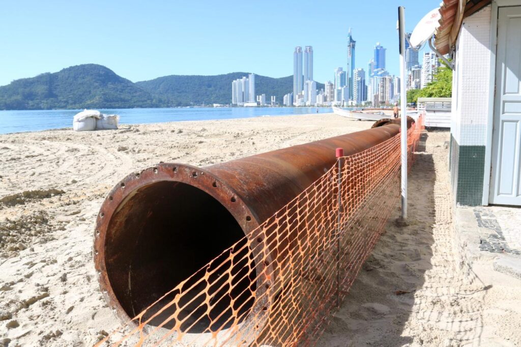 Linhas de tubos começam a ser levadas para o mar em Balneário Camboriú