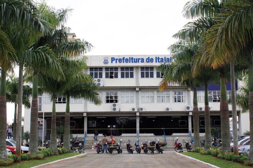 Servidores de Itajaí aprovam greve geral por pedido de reajuste salarial