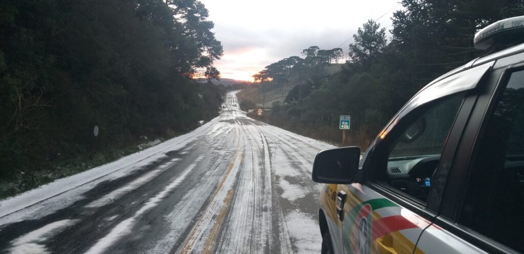 Entrada para o município de Urubici está interditada por causa do congelamento da pista