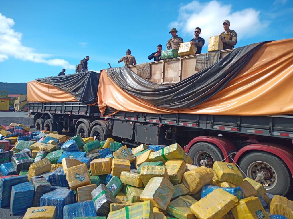 Mega-apreensão: 24,27 toneladas de maconha escondida em carga de soja são apreendidas numa ação conjunta das PRF, PF e PM
