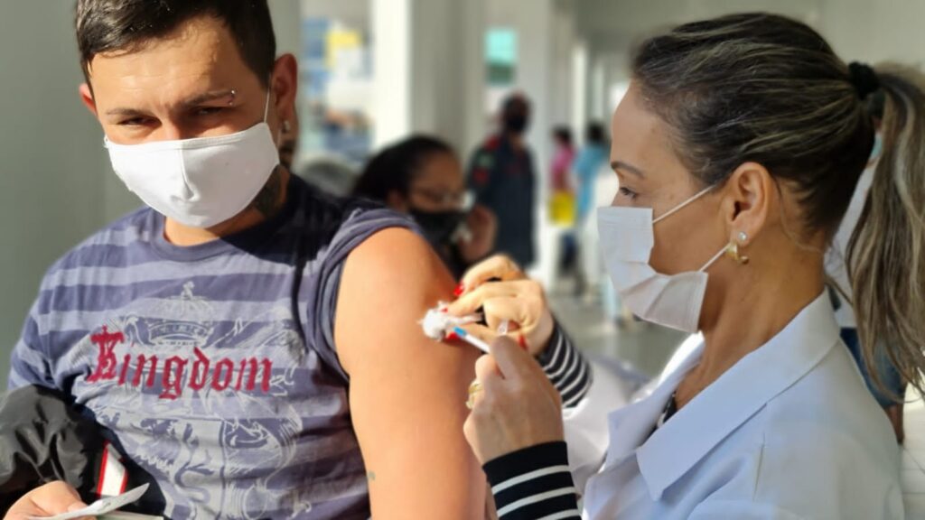 Vacinação contra Covid-19 amplia para pessoas com 38+ e trabalhadores da indústria com 37+ na tarde de sexta