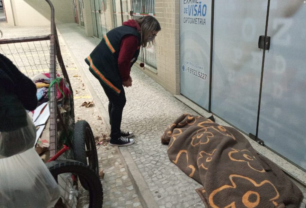 Três pessoas em situação de risco são acolhidas em casa conveniada em Camboriú